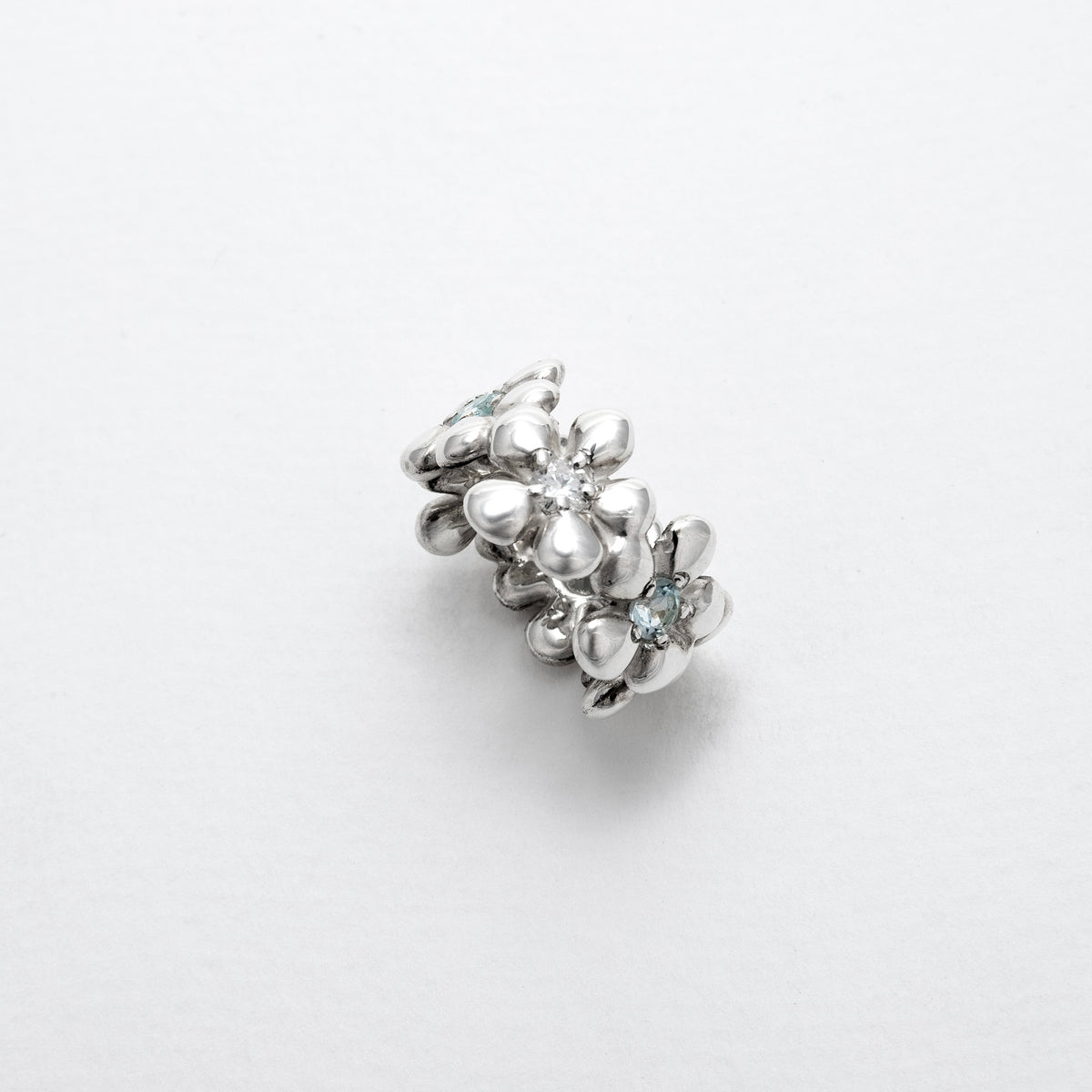 Bague Compassion en argent 925, fleur serti de pierres d'intention moissanite et topaze — Collection Éclosion