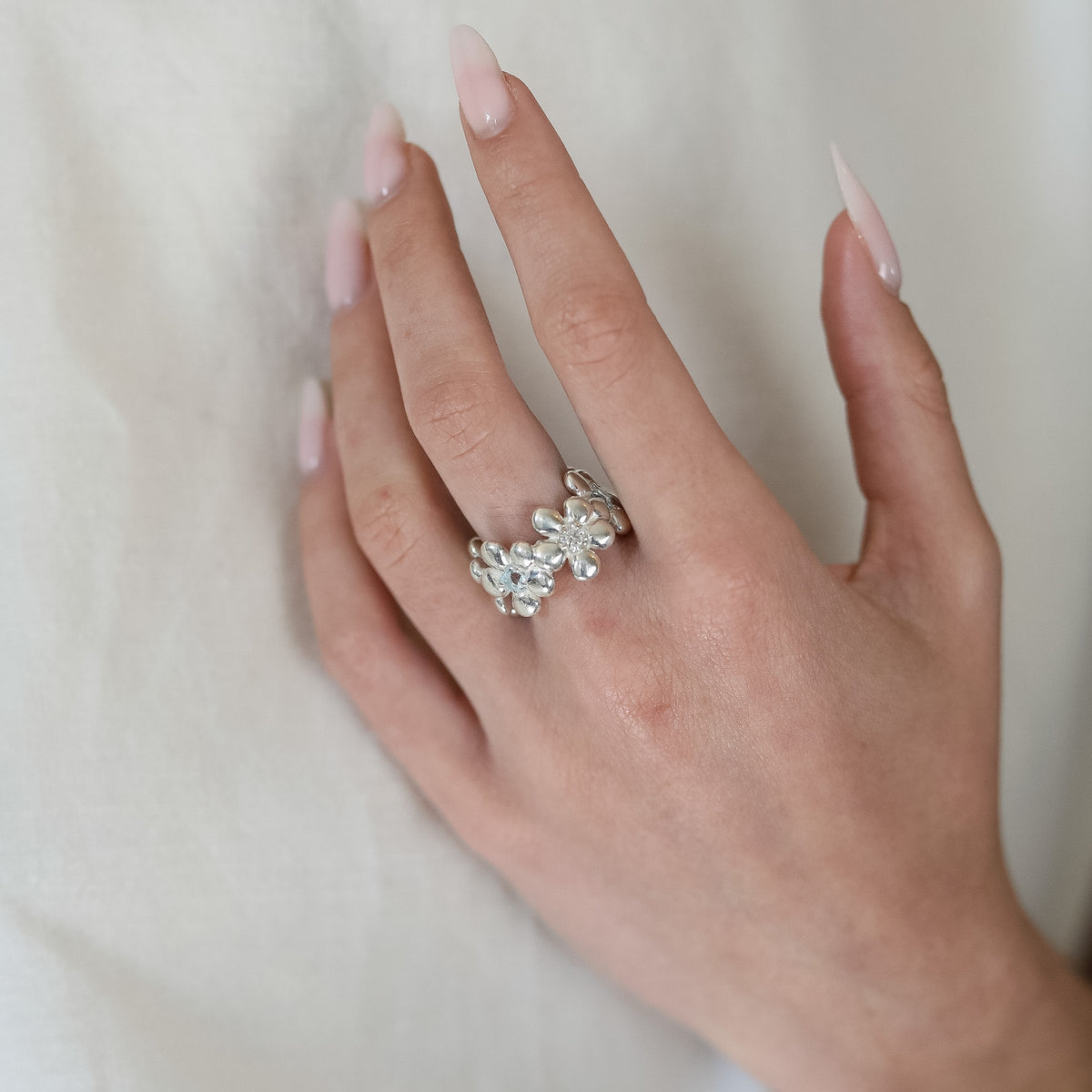Bague Compassion en argent 925, fleur serti de pierres d'intention porté — Collection Éclosion