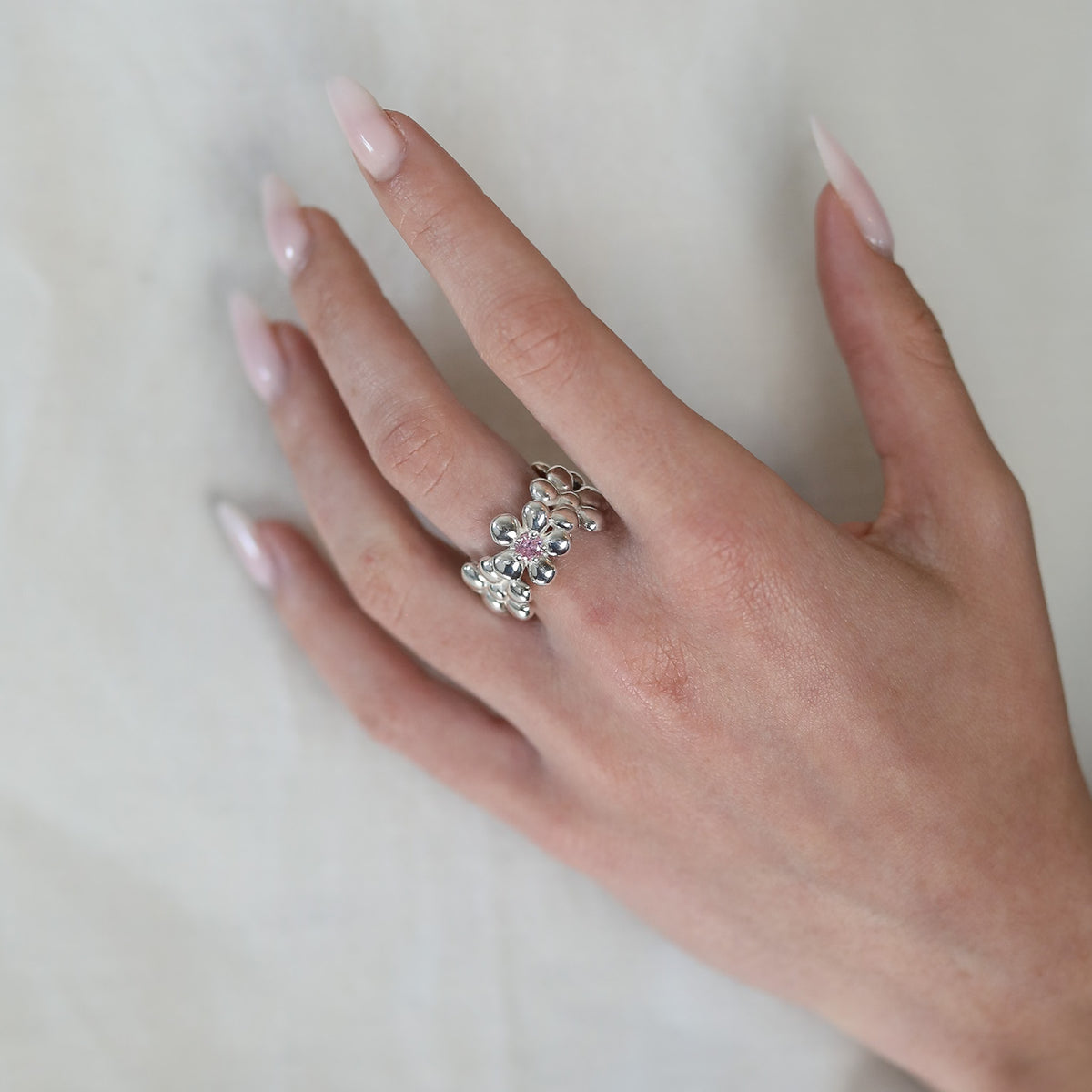 Bague Connexion en argent 925, fleur serti de pierres d'intention porté doigt — Collection Éclosion