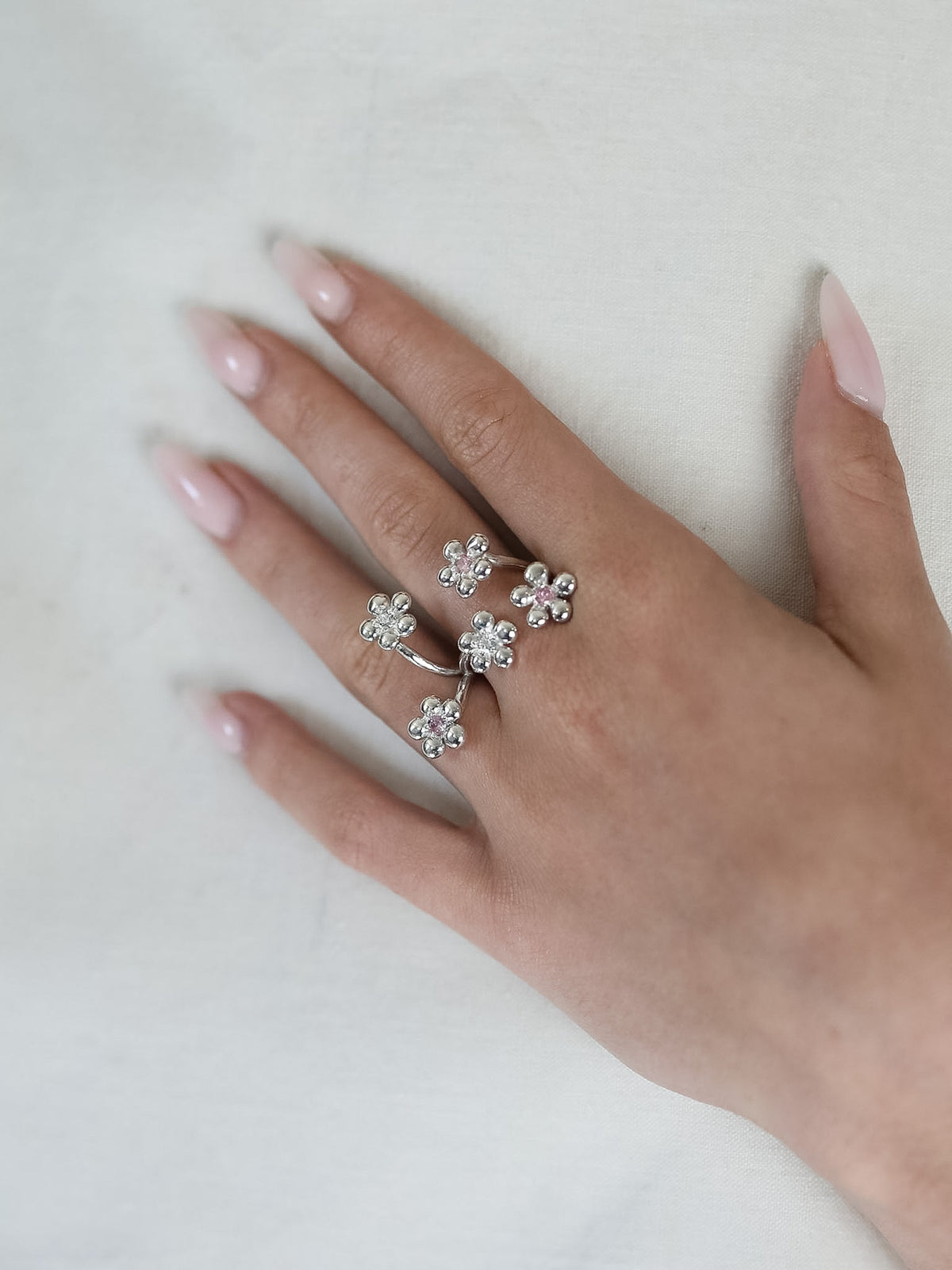 Bague Rencontre en argent 925, fleur serti de pierres d'intention porté main — Collection Éclosion