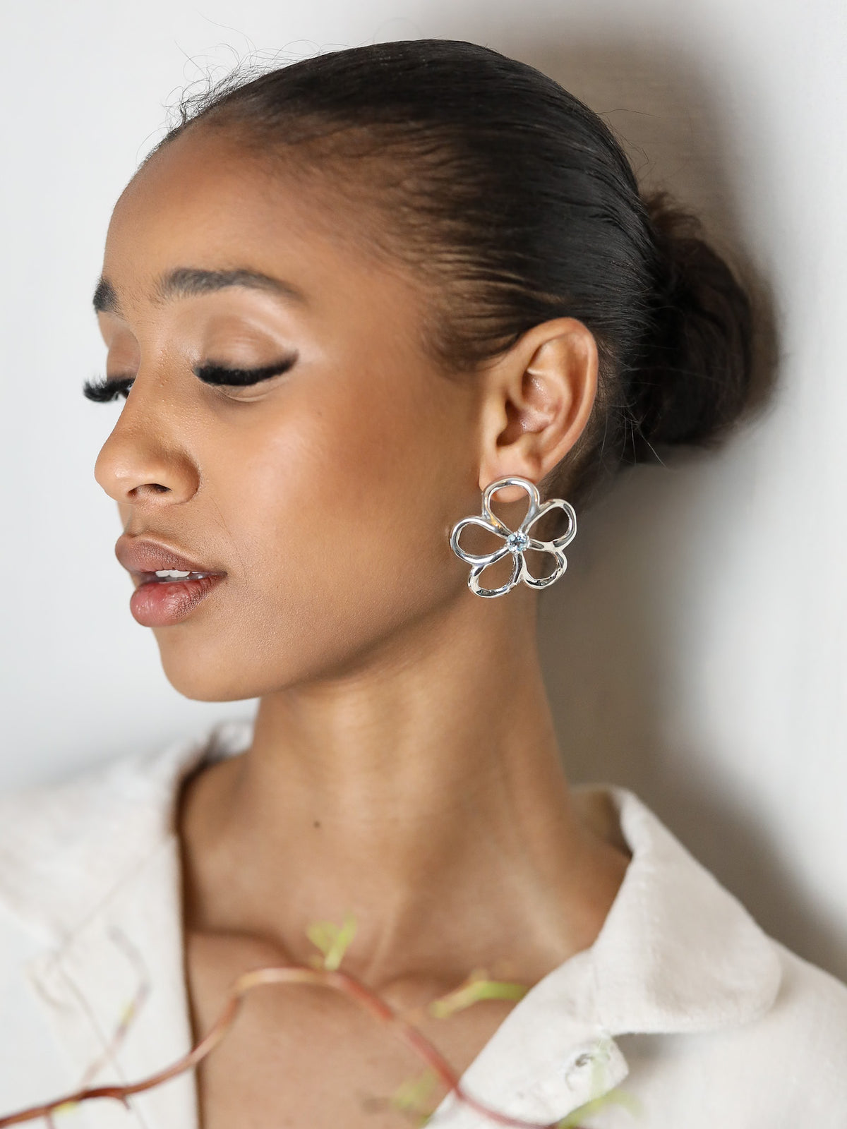 Boucles d'oreilles Aura en argent 925, fleur serties de pierres d'intention oreille gauche — Collection Éclosion