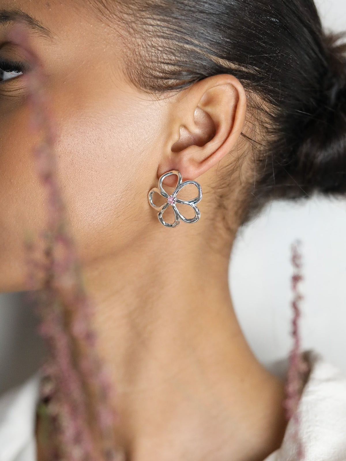 Boucles d'oreilles Clarté en argent 925, fleur serties de pierres d'intention branches — Collection Éclosion