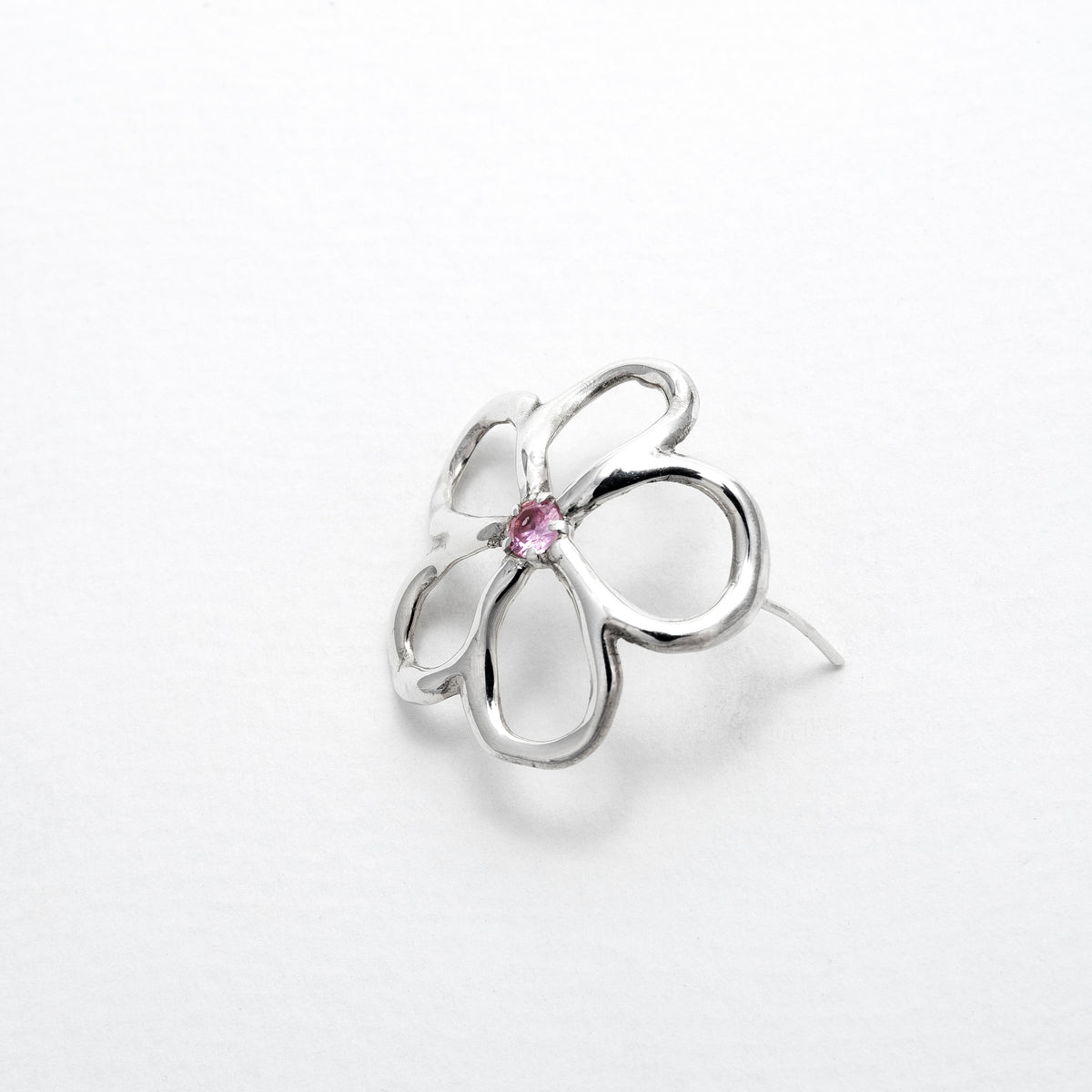 Boucles d'oreilles Clarté en argent 925, fleur serties de pierres d'intention vue du dessus — Collection Éclosion