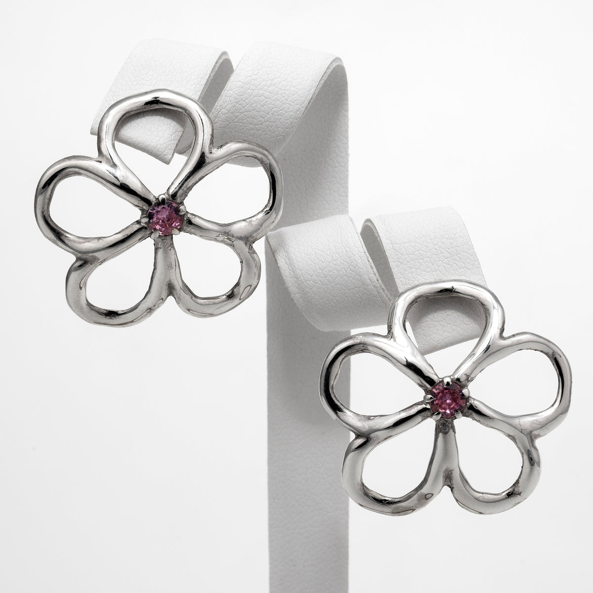 Boucles d'oreilles Clarté en argent 925, fleur serties de pierres d'intention face — Collection Éclosion