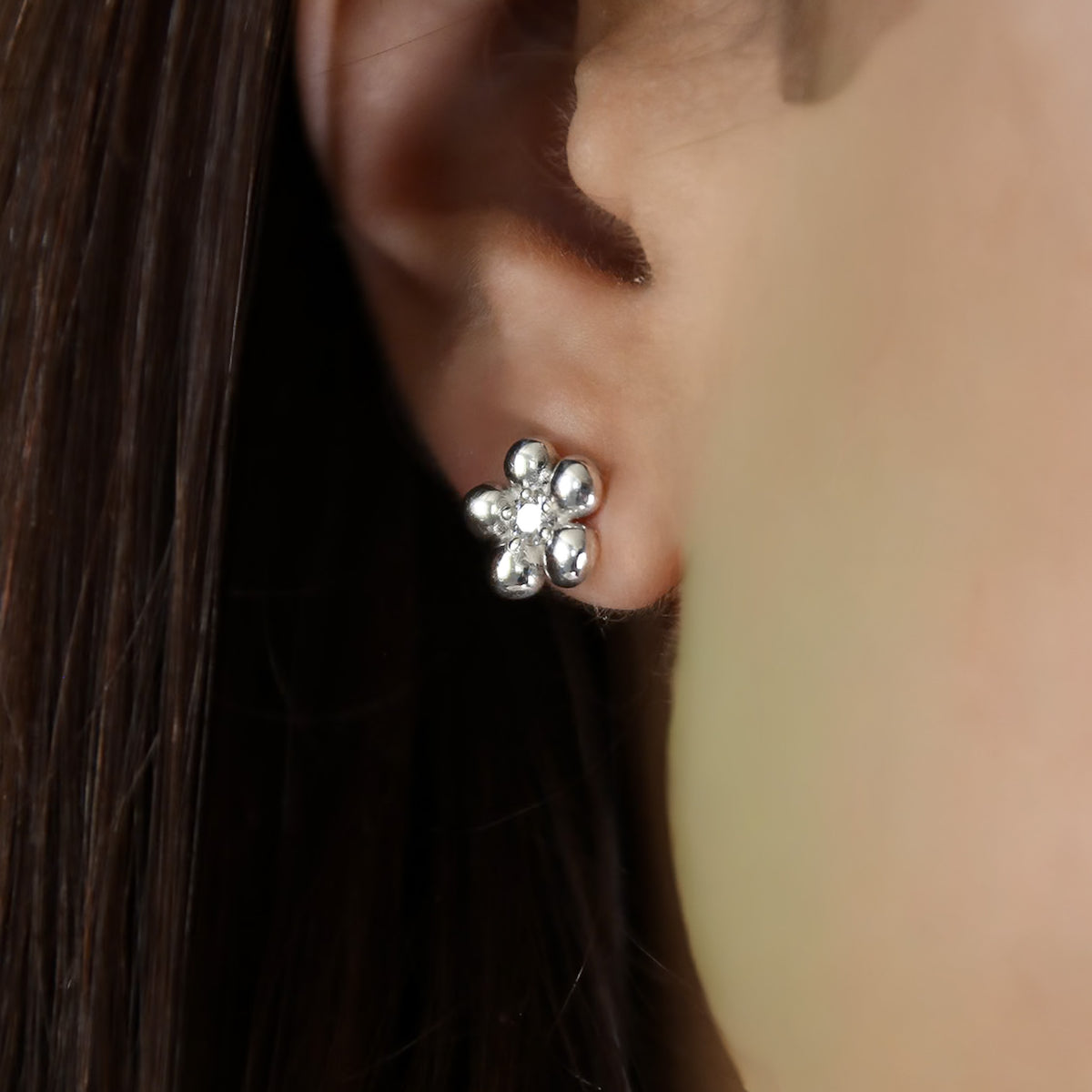 Boucles d'oreilles Lueur en argent 925, fleur serties de pierres d'intention gros plan — Collection Éclosion