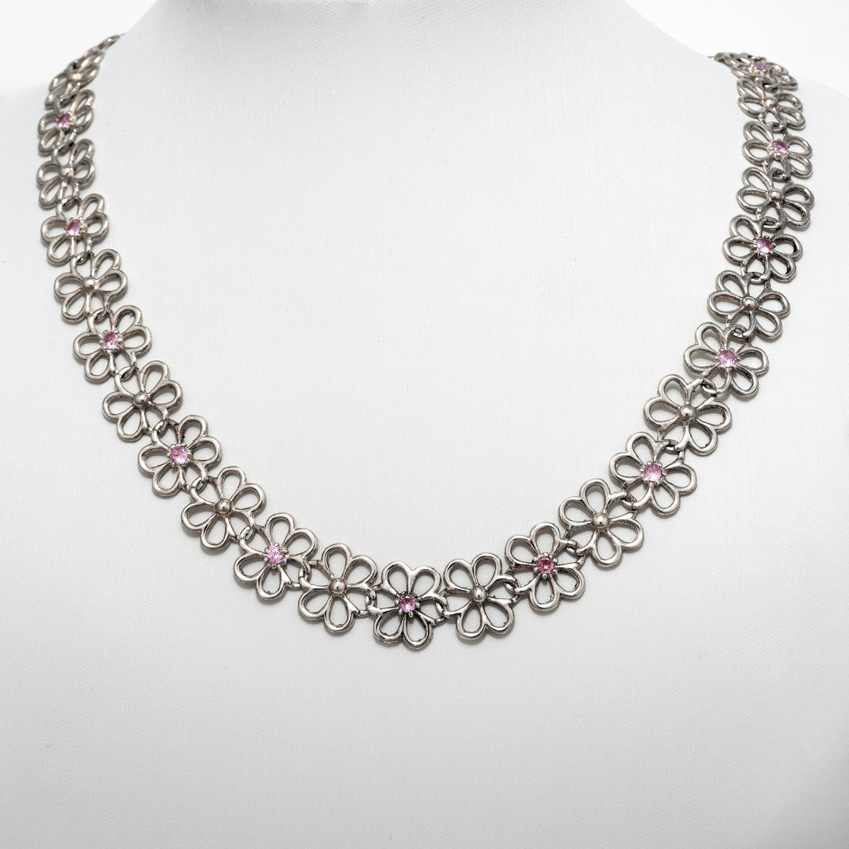 Collier Illumination en argent 925, chaine fleur serti de pierres d'intention, vue de face — Collection Éclosion