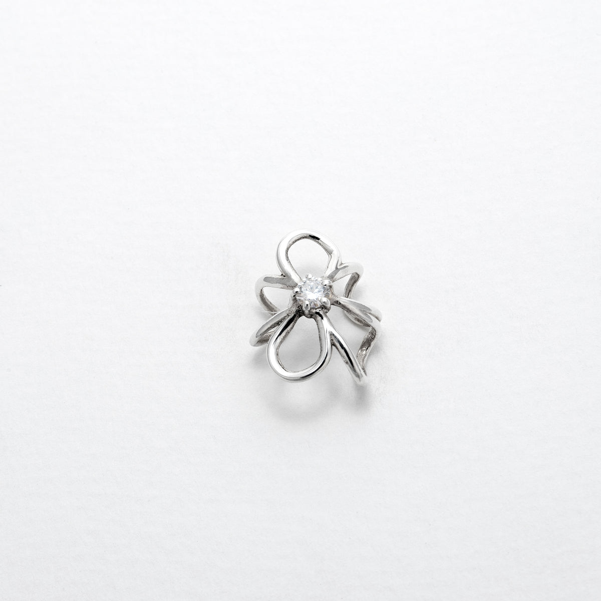 Earcuff Intuition en argent 925, fleur serti de pierres d'intention, pierre blanche — Collection Éclosion