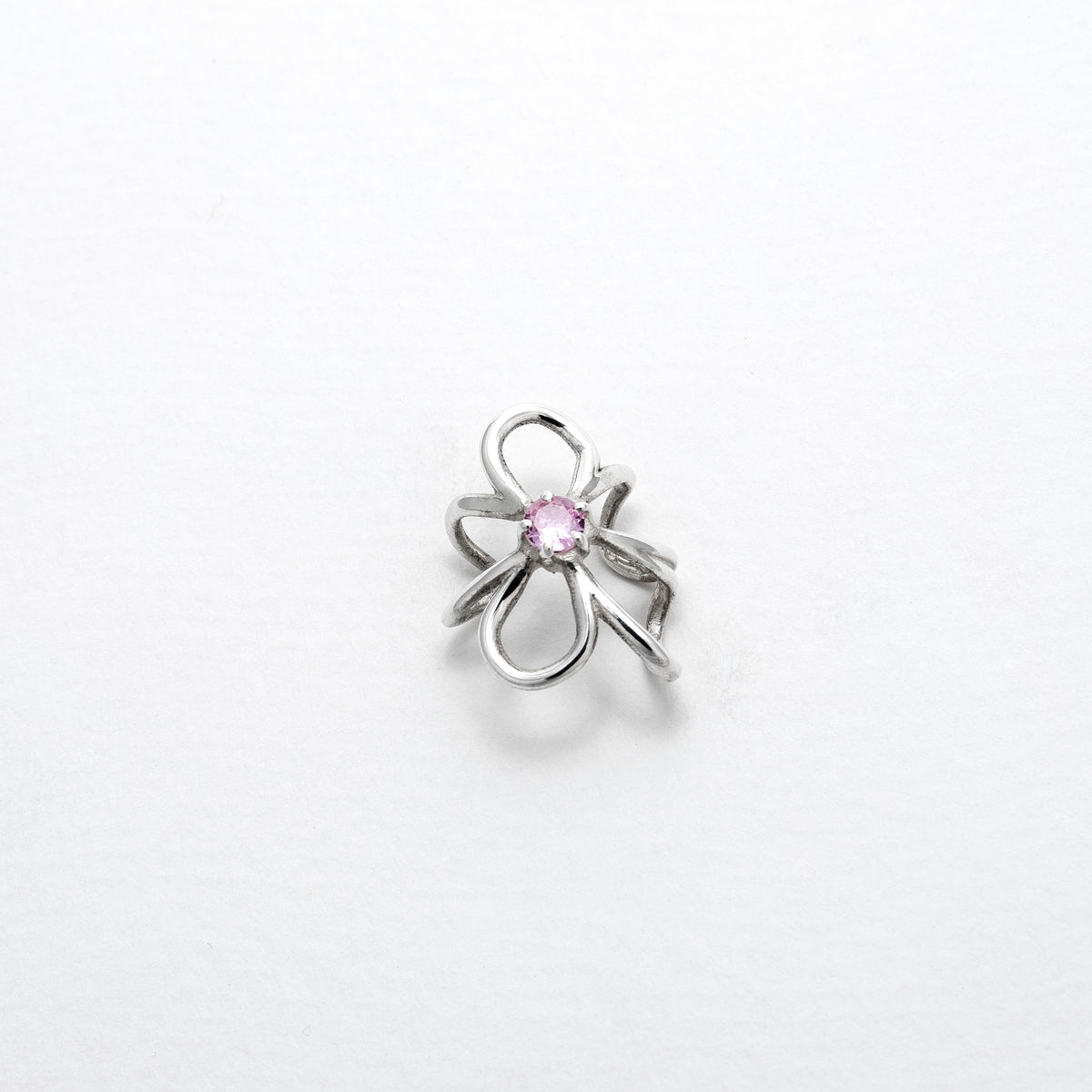 Earcuff Intuition en argent 925, fleur serti de pierres d'intention, vue du dessus — Collection Éclosion