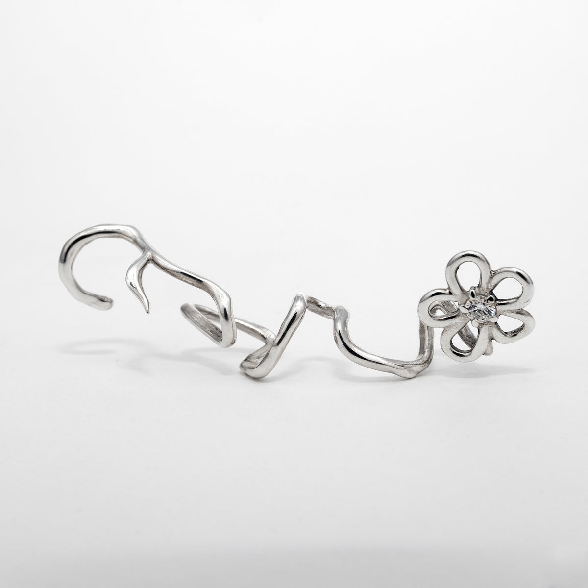 Ear cuff Trajectoire en argent 925, fleur serti de pierres d'intention moissanite — Collection Éclosion
