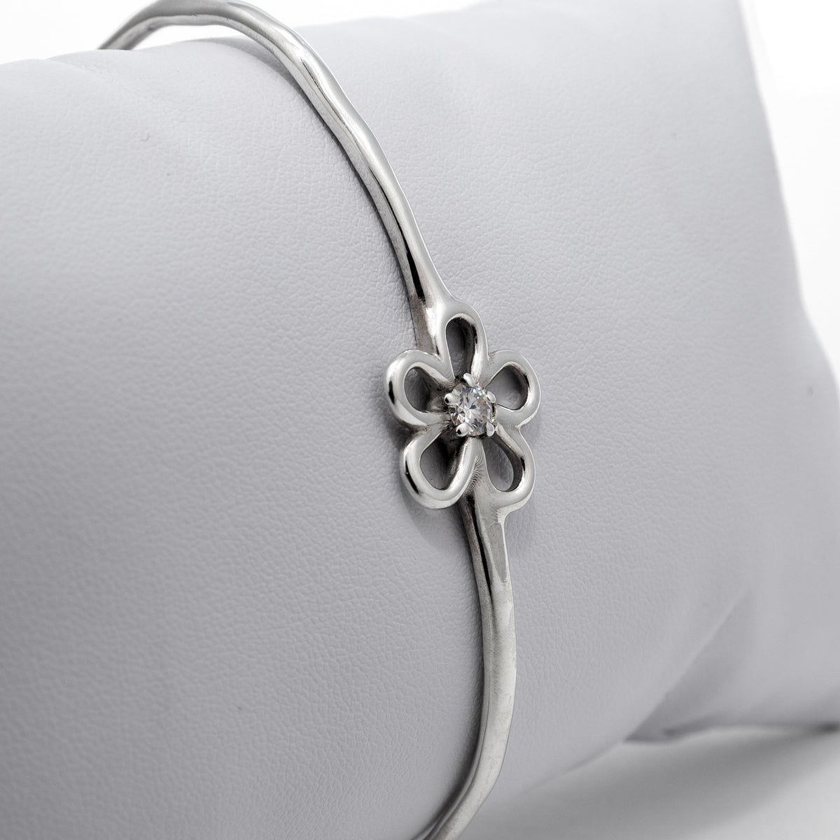 Jonc Sérénité en argent 925, fleur serti de pierres d'intention coté gauche — Collection Éclosion