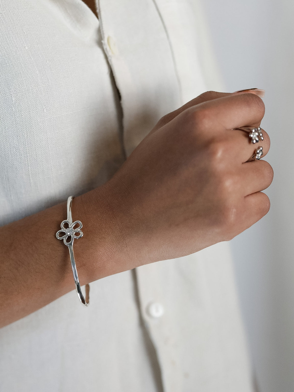 Jonc Sérénité en argent 925, fleur serti de pierres d'intention porté poignet — Collection Éclosion