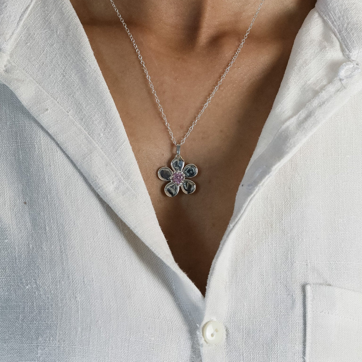 Pendentif Ouverture en argent 925, fleur serti de pierres d'intention porté — Collection Éclosion