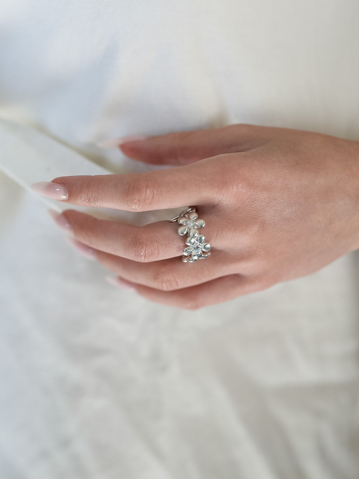 Bague Compassion en argent 925, fleur serti de pierres d'intention porté main — Collection Éclosion