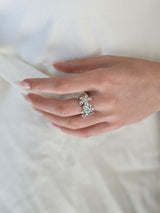 Bague Compassion en argent 925, fleur serti de pierres d'intention porté main — Collection Éclosion