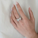 Bague Compassion en argent 925, fleur serti de pierres d'intention porté — Collection Éclosion