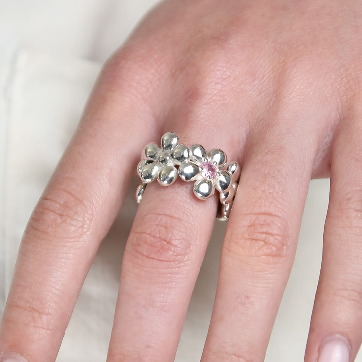 Bague Connexion en argent 925, fleur serti de pierres d'intention porté gros plan — Collection Éclosion
