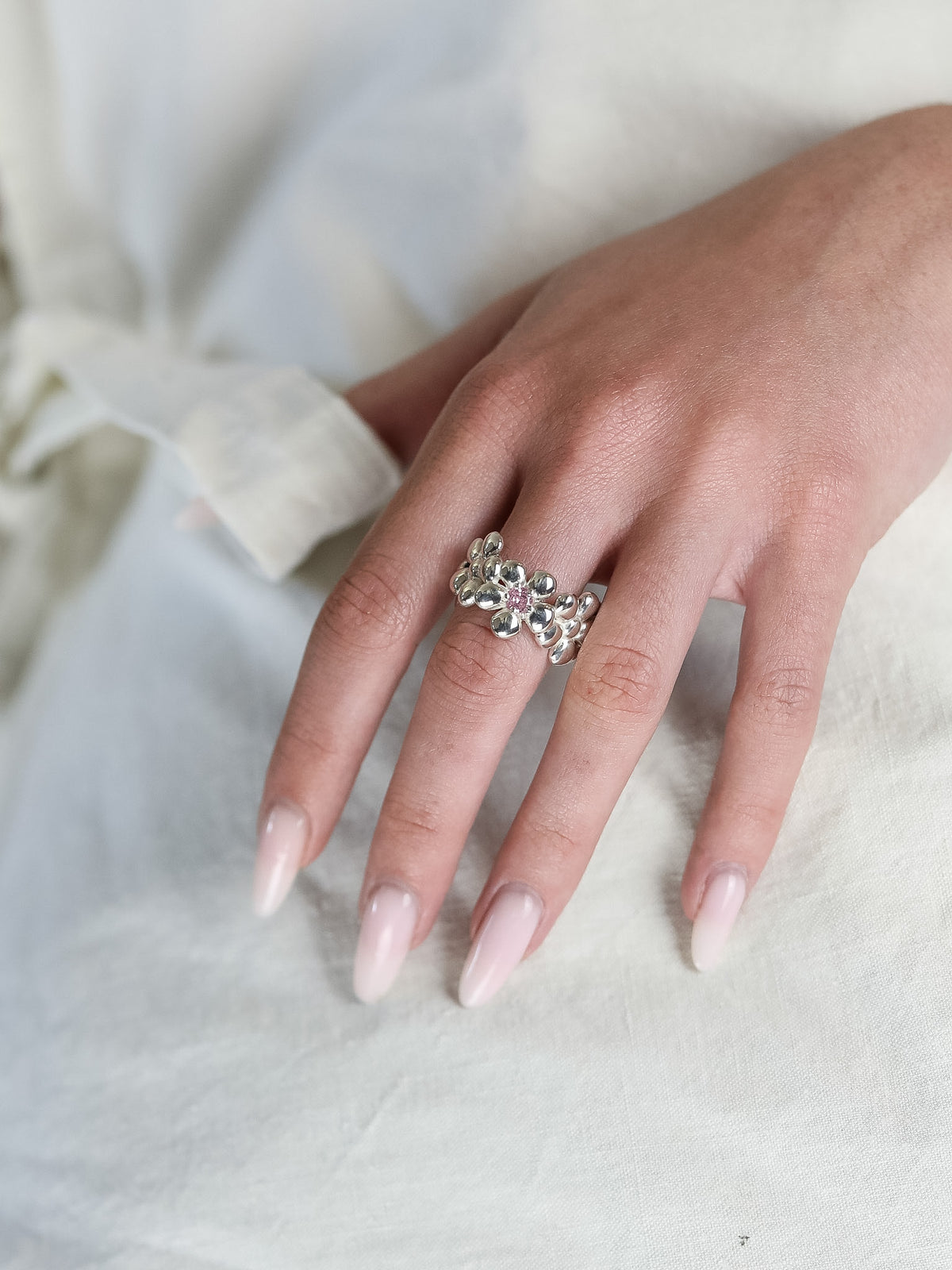 Bague Connexion en argent 925, fleur serti de pierres d'intention porté main— Collection Éclosion