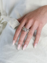 Bague Connexion en argent 925, fleur serti de pierres d'intention porté main— Collection Éclosion