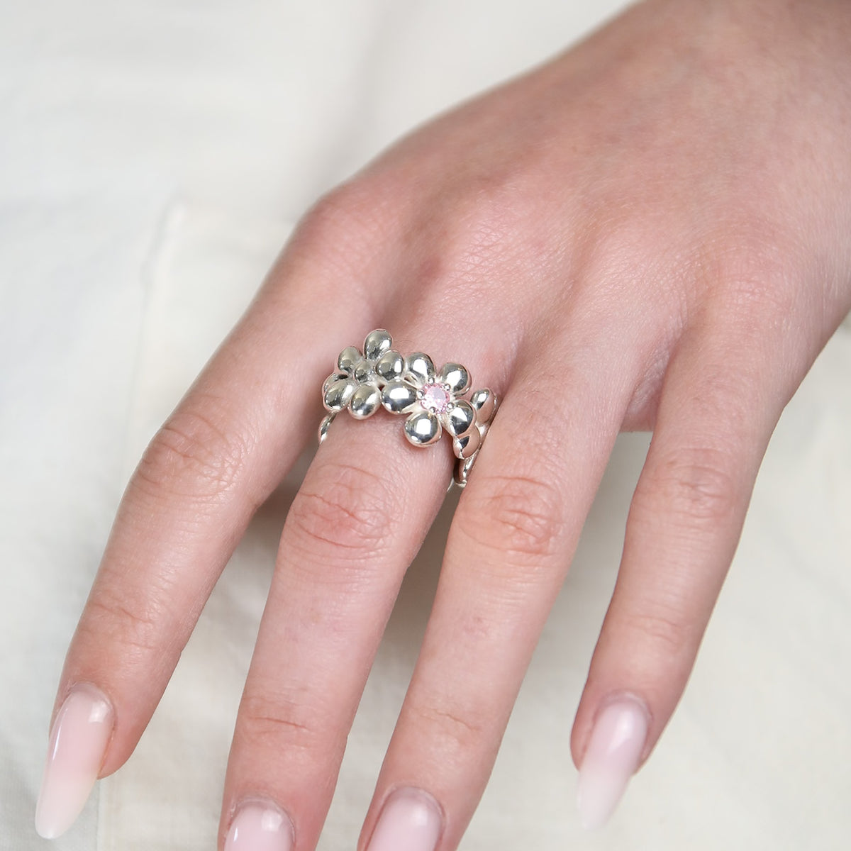Bague Connexion en argent 925, fleur serti de pierres d'intention porté — Collection Éclosion