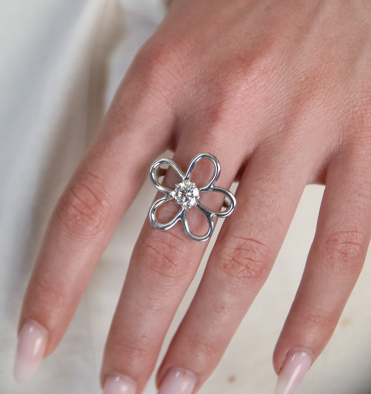 Bague Éveil en argent 925, fleur serti de pierres d'intention gros plan — Collection Éclosion