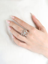 Bague Éveil en argent 925, fleur serti de pierres d'intention porté doigt — Collection Éclosion
