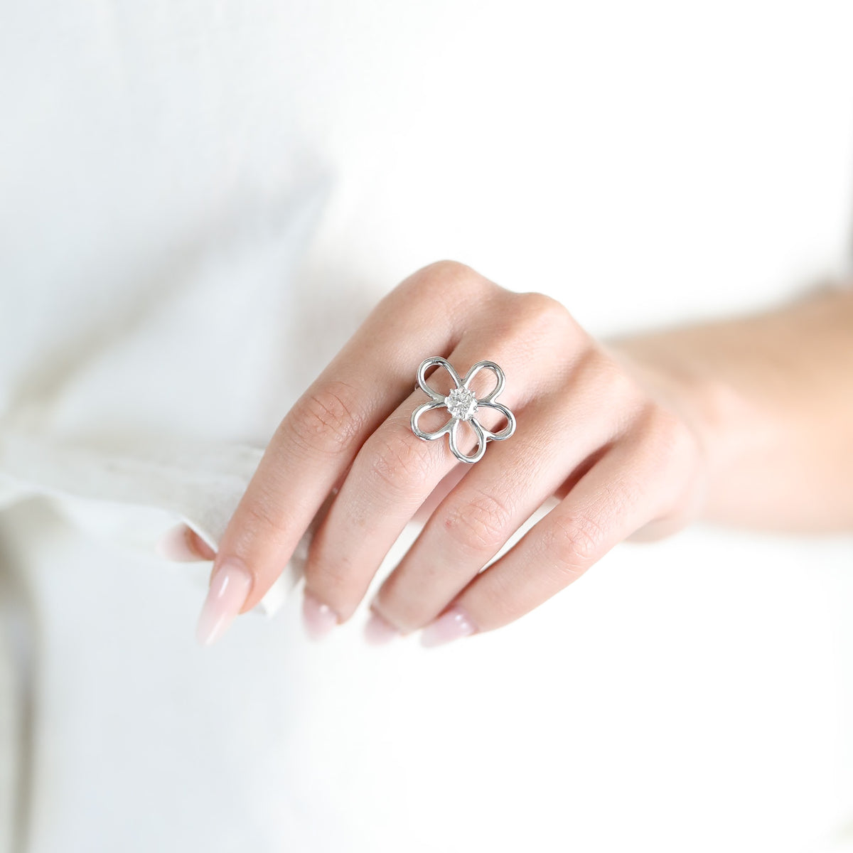 Bague Éveil en argent 925, fleur serti de pierres d'intention porté main — Collection Éclosion