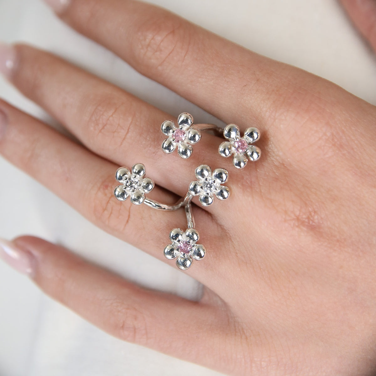 Bague Rencontre en argent 925, fleur serti de pierres d'intention gros plan — Collection Éclosion