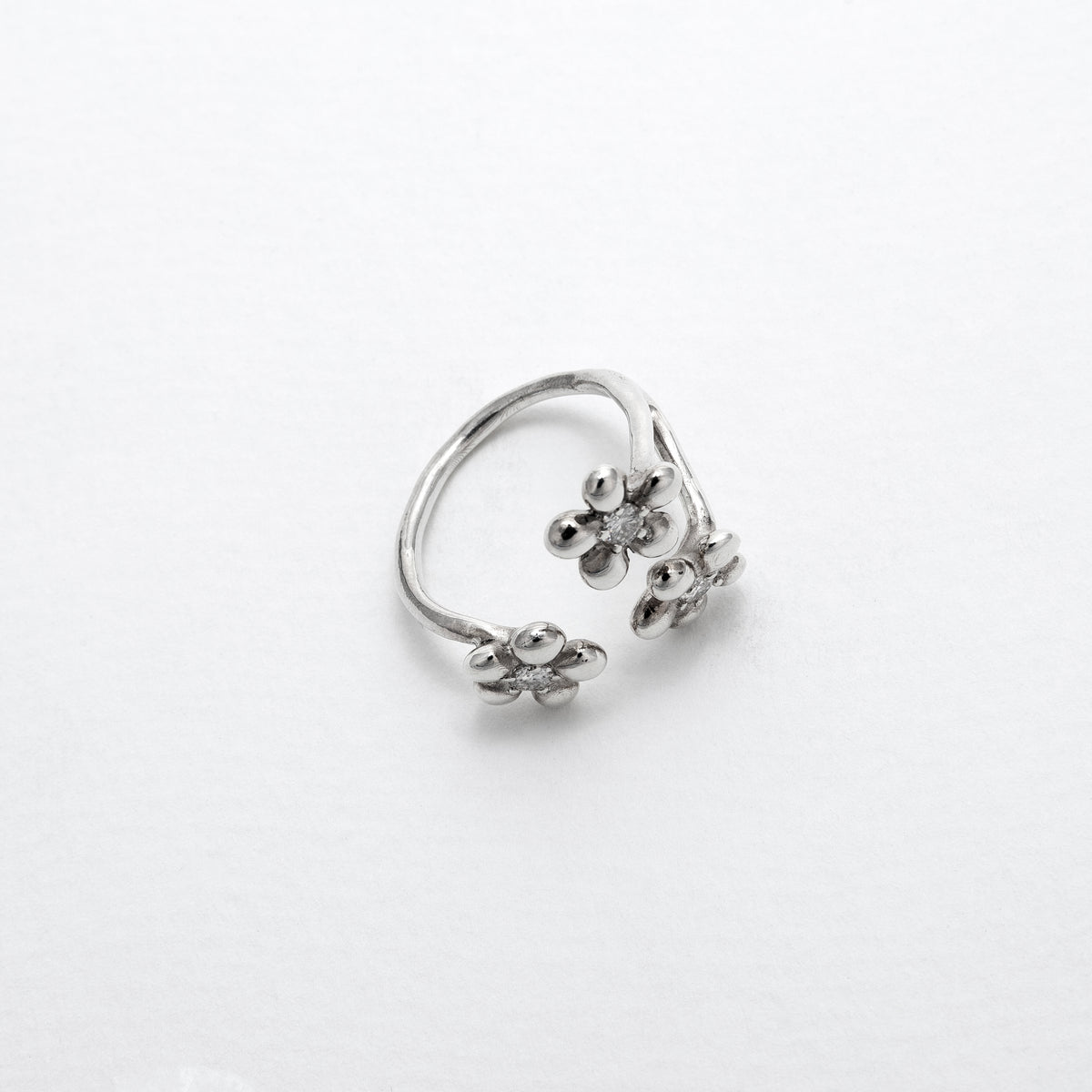 Bague Révélation en argent 925, fleur serti de pierres d'intention blanche vue dessus — Collection Éclosion