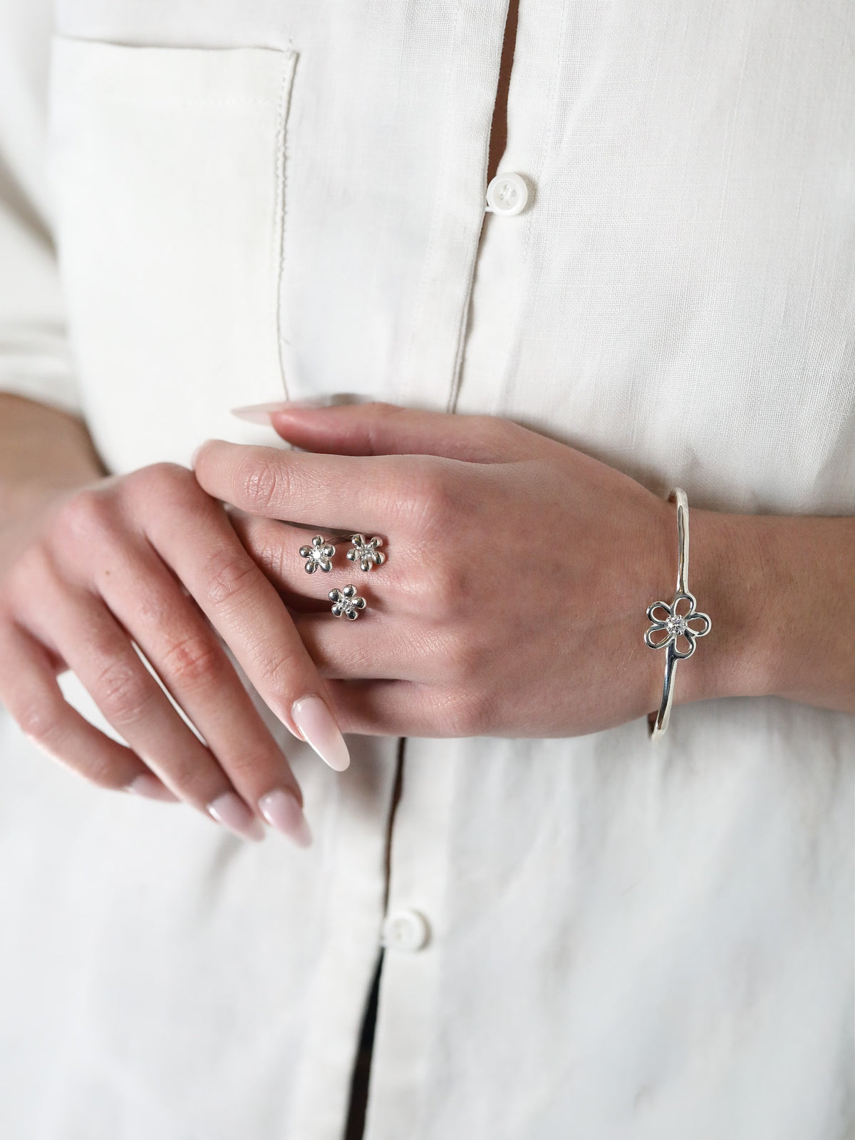 Bague Révélation en argent 925, fleur serti de pierres d'intention porté avec jonc — Collection Éclosion