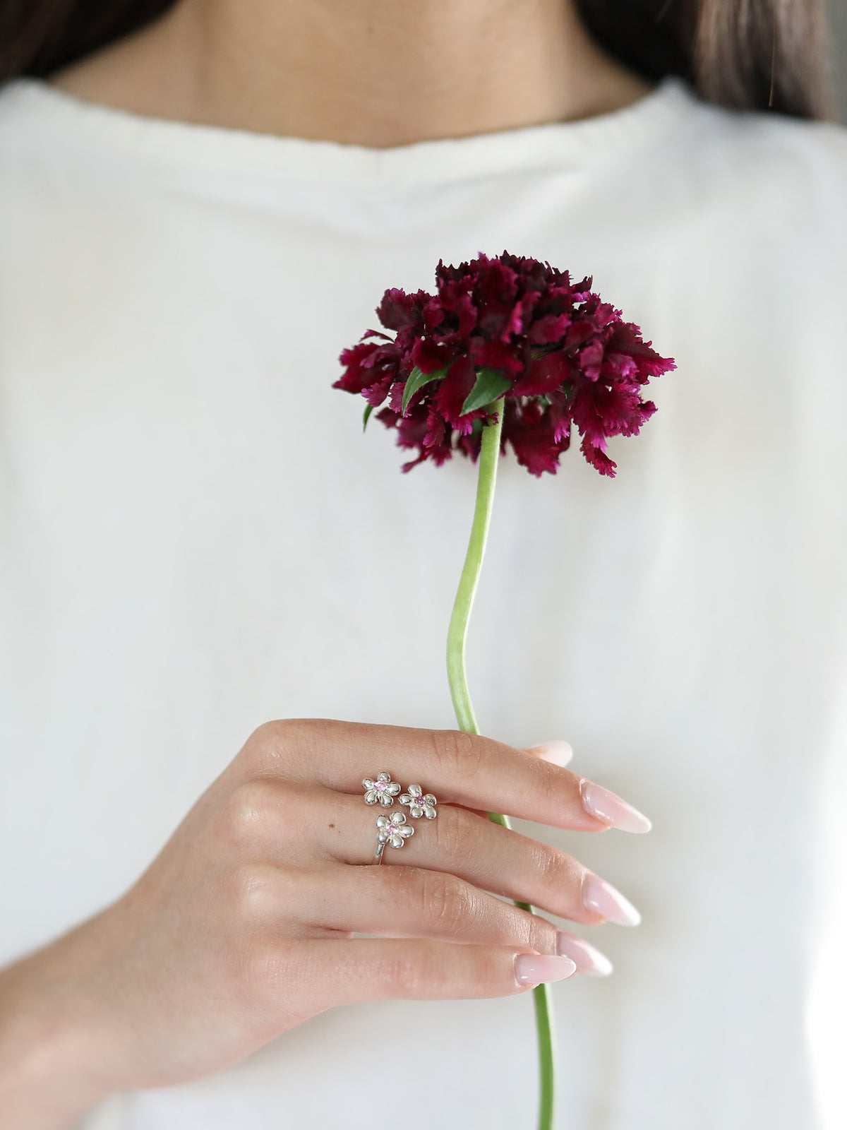 Bague Révélation en argent 925, fleur serti de pierres d'intention porté main — Collection Éclosion