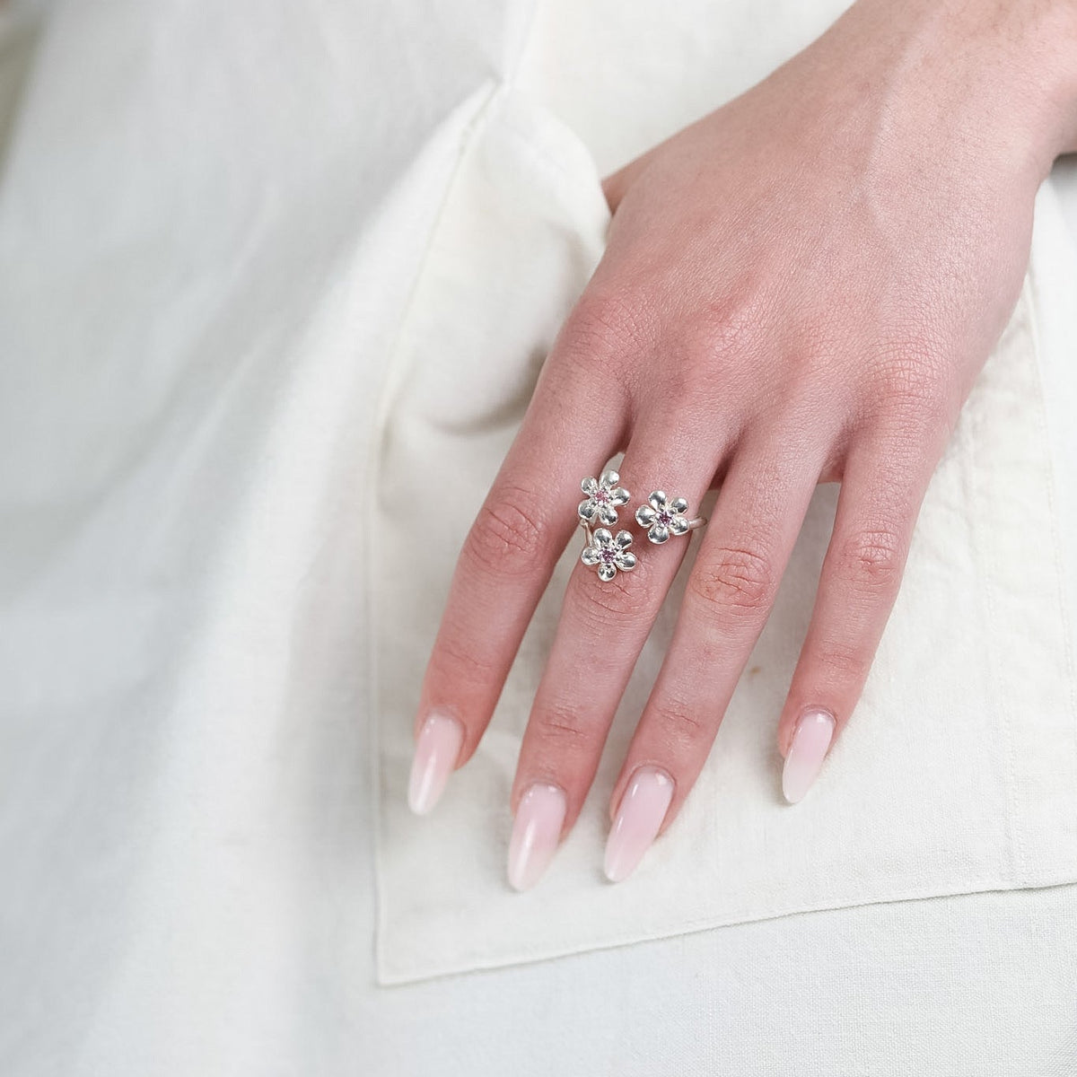 Bague Révélation en argent 925, fleur serti de pierres d'intention porté— Collection Éclosion