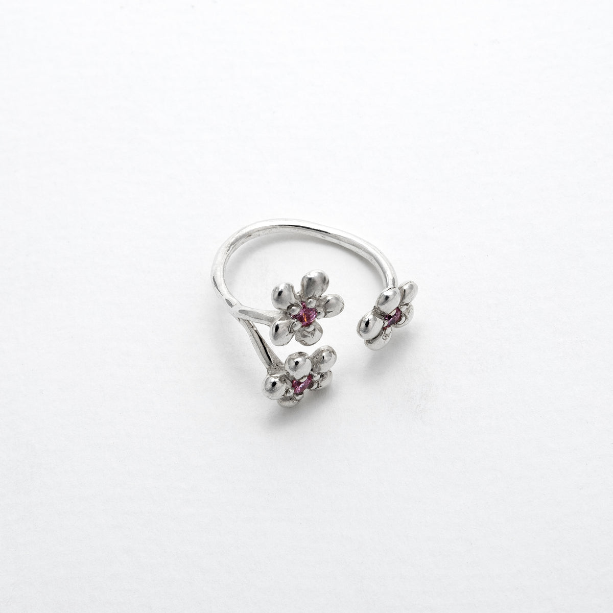 Bague Révélation en argent 925, fleur serti de pierres d'intention rose vue dessus — Collection Éclosion