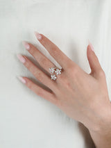 Bague Révélation en argent 925, fleur serti de pierres d'intention rose porté — Collection Éclosion