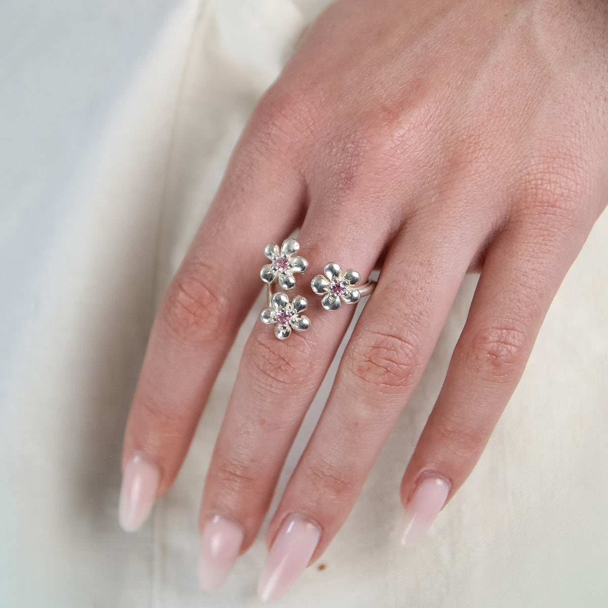Bague Révélation en argent 925, fleur serti de pierres d'intention zircon rose gros plan — Collection Éclosion