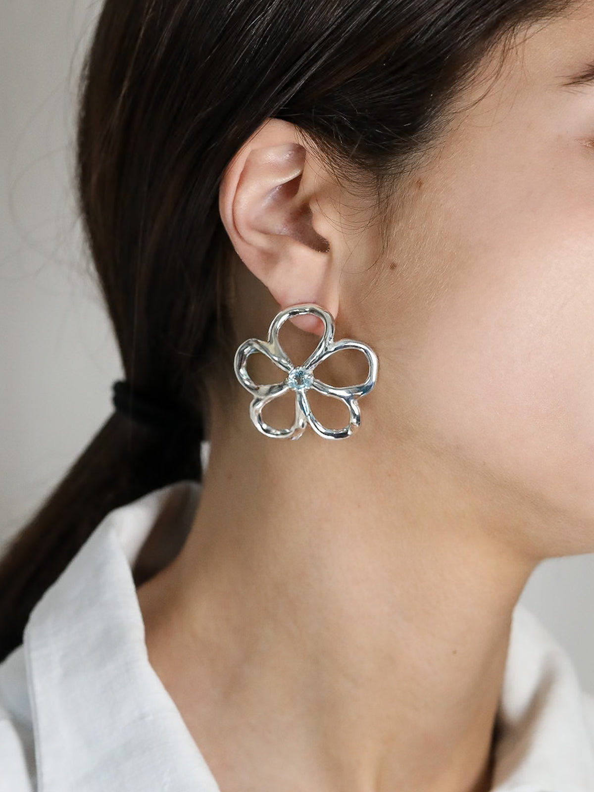 Boucles d'oreilles Aura en argent 925, fleur serties de pierres d'intention oreille droite — Collection Éclosion
