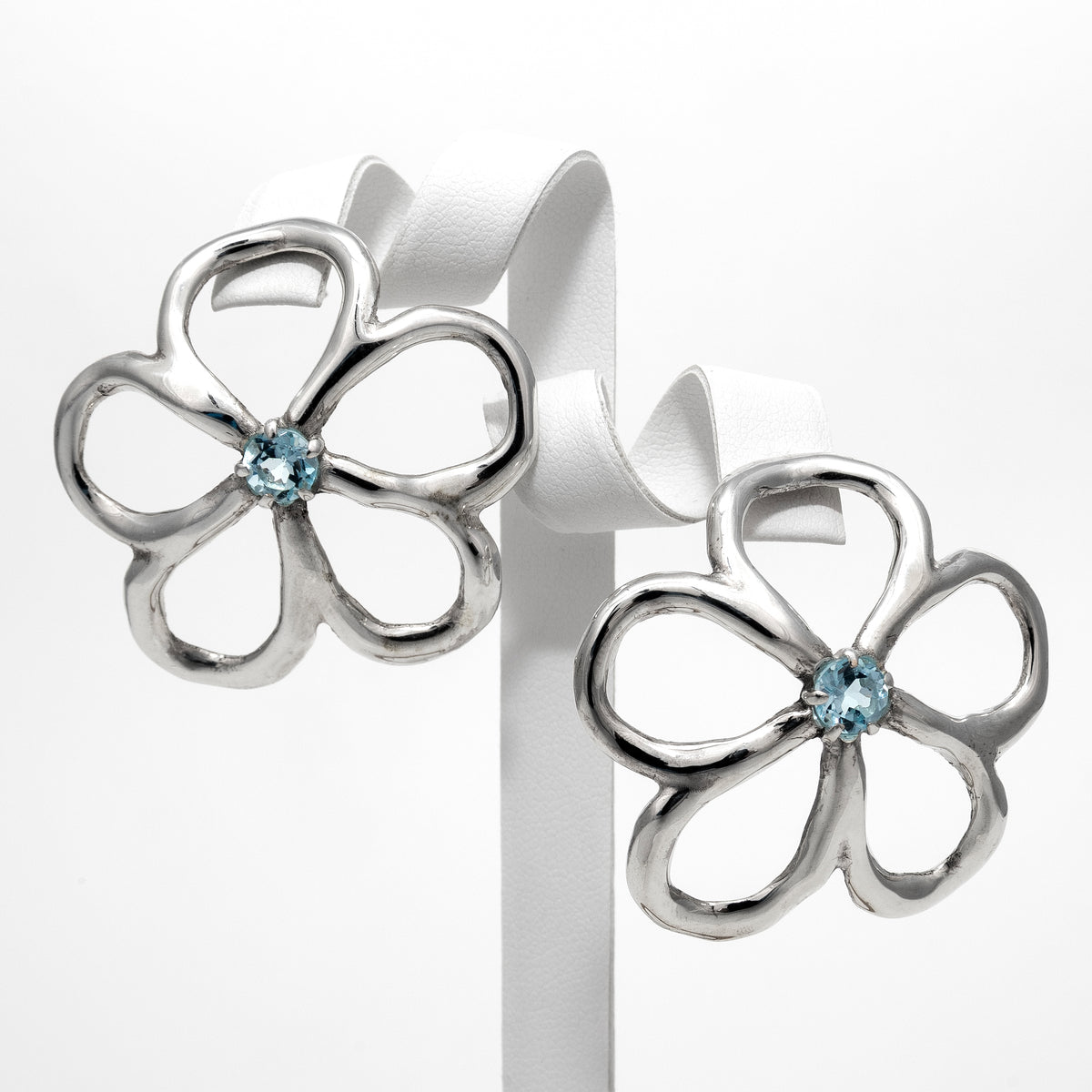 Boucles d'oreilles Aura en argent 925, fleur serties de pierres d'intention paire — Collection Éclosion