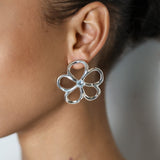 Boucles d'oreilles Aura en argent 925, fleur serties de pierres d'intention porté — Collection Éclosion