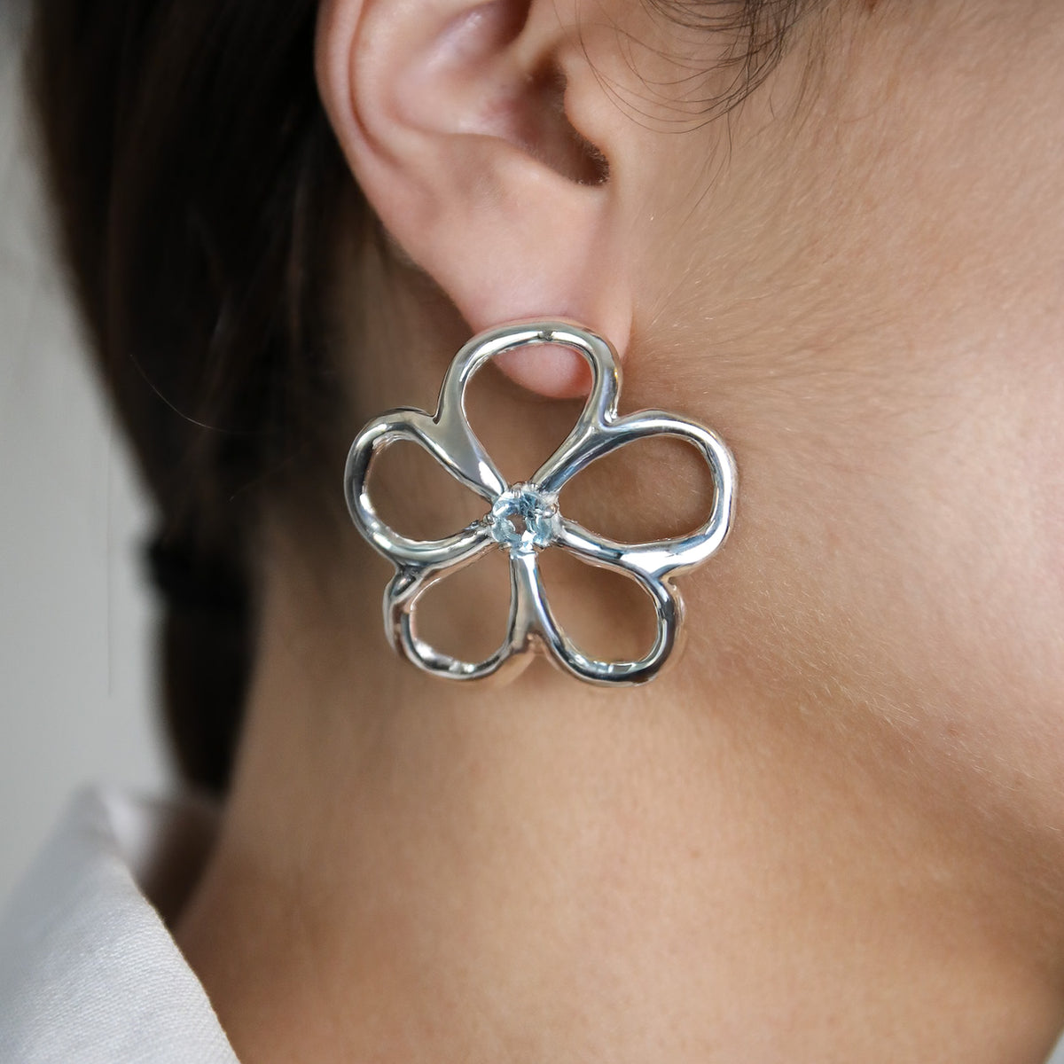 Boucles d'oreilles Aura en argent 925, fleur serties de pierres d'intention porté zoom — Collection Éclosion