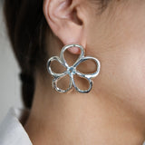 Boucles d'oreilles Aura en argent 925, fleur serties de pierres d'intention porté zoom — Collection Éclosion