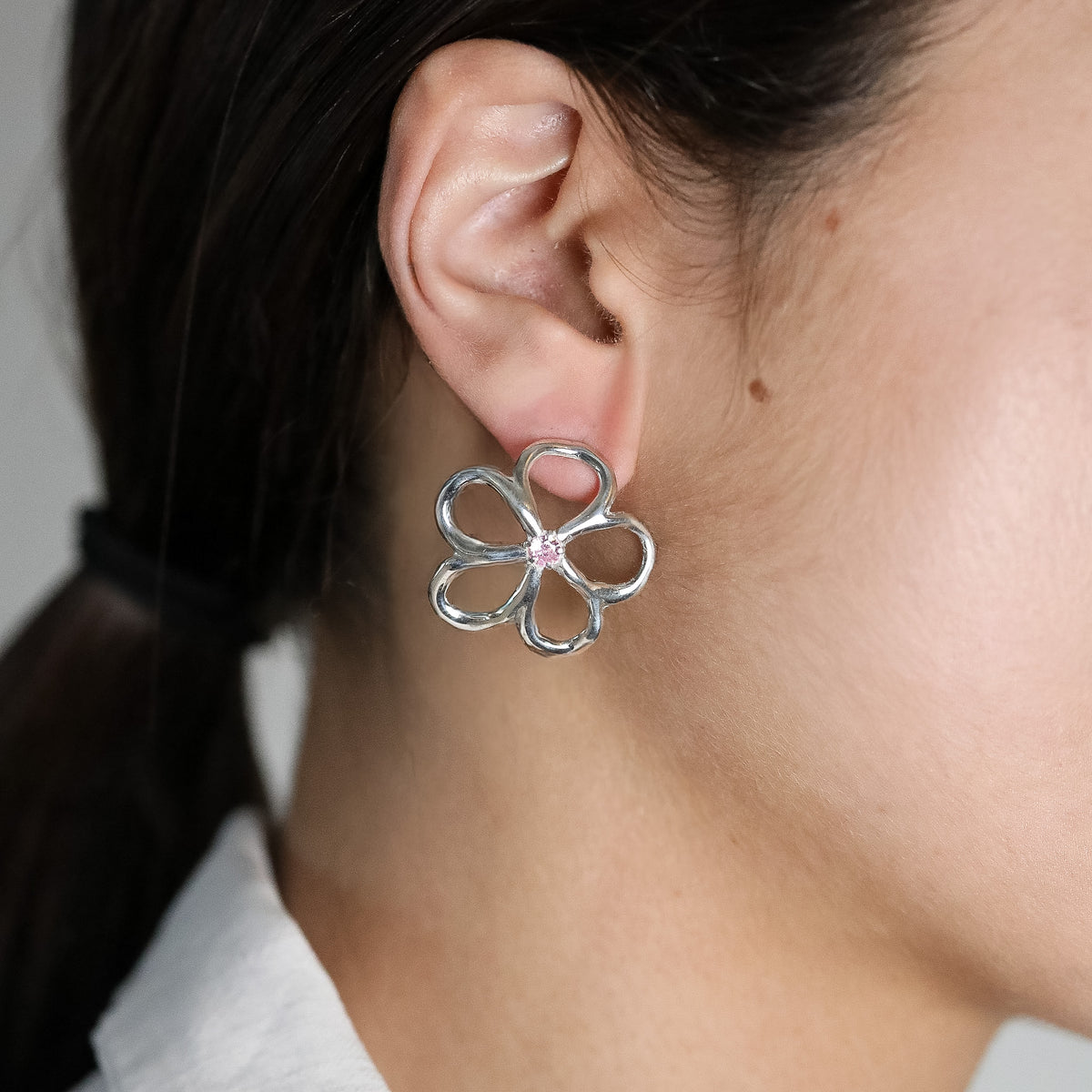 Boucles d'oreilles Clarté en argent 925, fleur serties de pierres d'intention oreille droite — Collection Éclosion