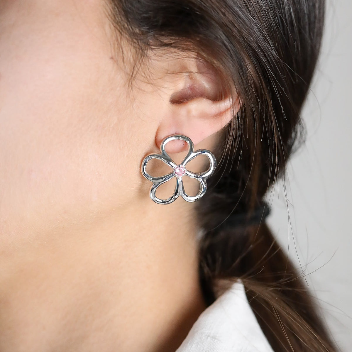 Boucles d'oreilles Clarté en argent 925, fleur serties de pierres d'intention oreille gauche — Collection Éclosion