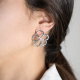Boucles d'oreilles Clarté en argent 925, fleur serties de pierres d'intention oreille gauche — Collection Éclosion