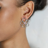 Boucles d'oreilles Clarté en argent 925, fleur serties de pierres d'intention porté à gauche — Collection Éclosion