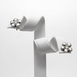 Boucles d'oreilles Lueur en argent 925, fleur serties de pierres d'intention face — Collection Éclosion