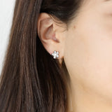 Boucles d'oreilles Lueur en argent 925, fleur serties de pierres d'intention porté — Collection Éclosion