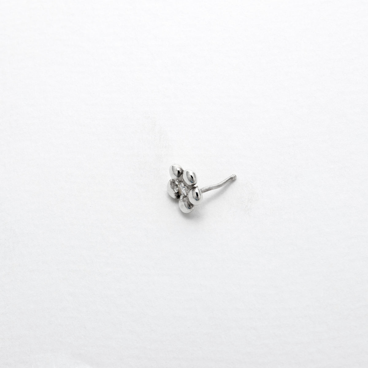Boucles d'oreilles Lueur en argent 925, fleur serties de pierres d'intention vue de coté — Collection Éclosion