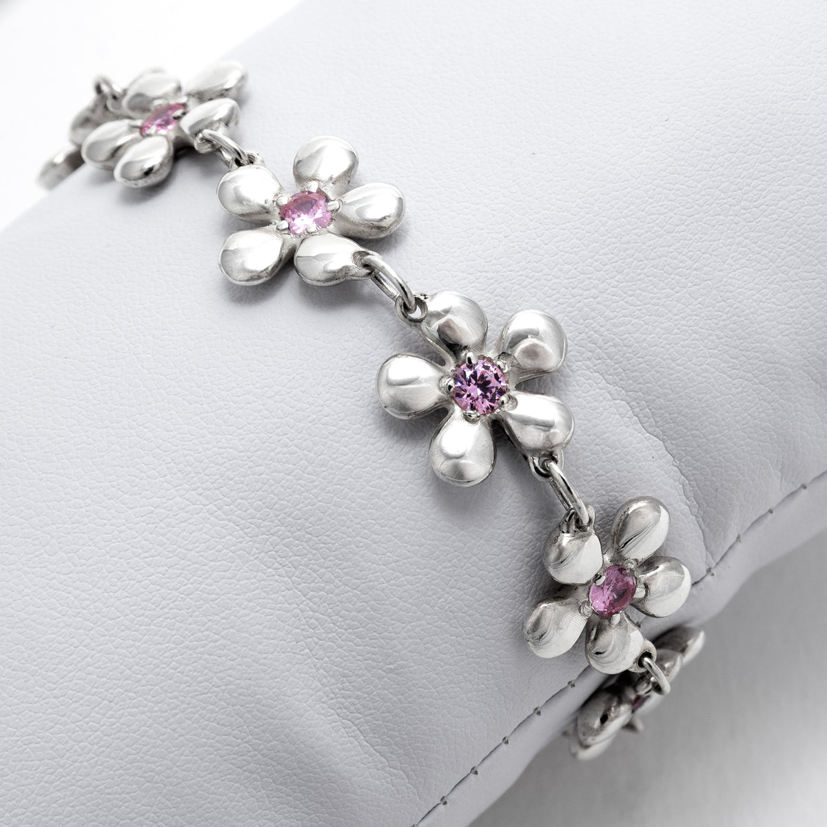 Bracelet Harmonie en argent 925, fleur serti de pierres d'intention gros plan — Collection Éclosion