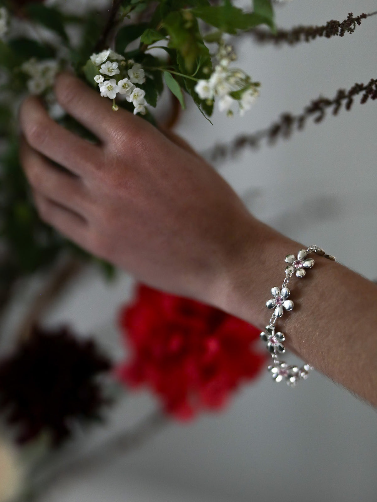 Bracelet Harmonie en argent 925, fleur serti de pierres d'intention, porté poignet — Collection Éclosion