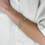 Bracelet Harmonie en argent 925, fleur serti de pierres d'intention porté — Collection Éclosion