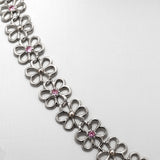 Détail du sertissage fleur en argent 925, pierre d'intention au centre — Collier Illumination —  Collection Éclosion